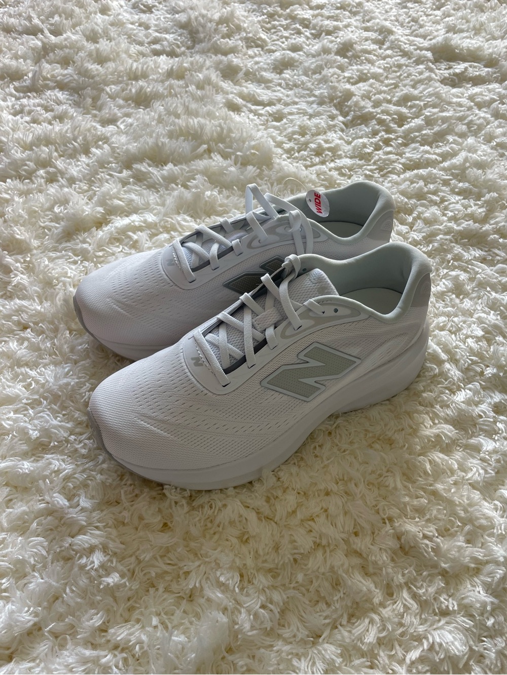 Women’s New Balance Fresh Foam 680 v9 White and Gray Sneakers size 8 Wide